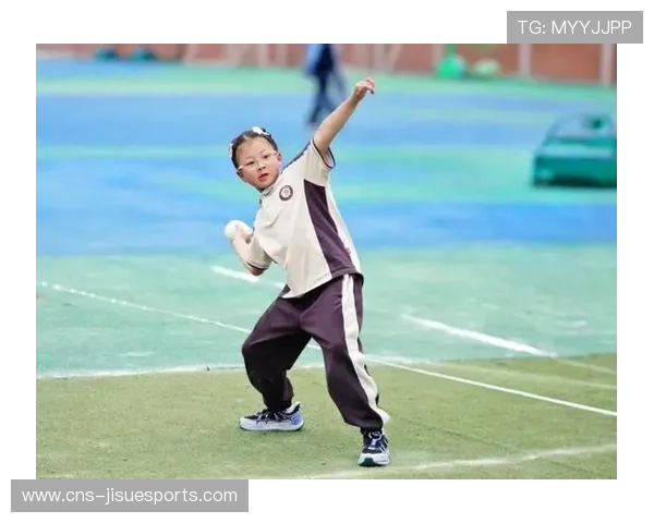 垒球在空中划出优美弧线，落入场区