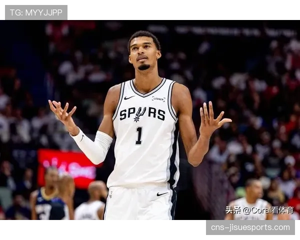 文班亚马赤膊抱紧福克斯，美媒PS千手罗汉盛赞攻防统治力